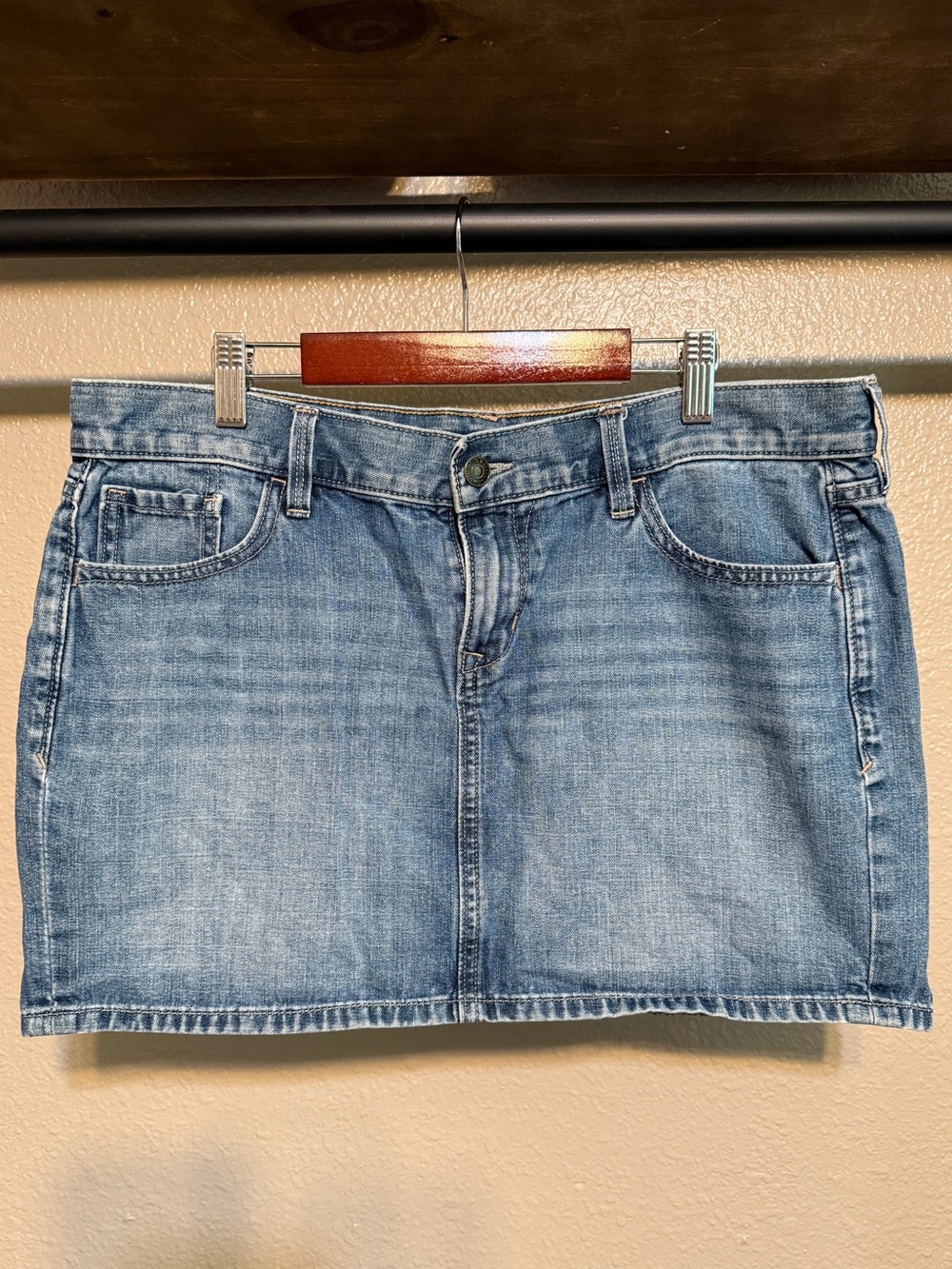 Vintage Old Navy Y2K Light Wash Denim Low-Rise Mini Skirt